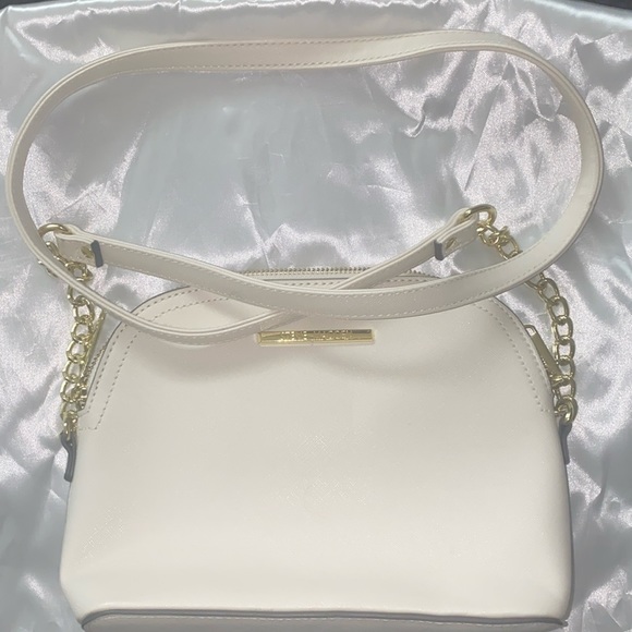 Steve Madden Handbags - Pre owned Steve Madden white with gold accents crossbody/shoulder bag.